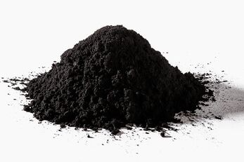 Carbón vegetal en café con leche negro