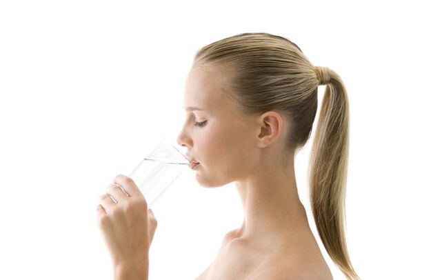 Beber agua para adelgazar en casa