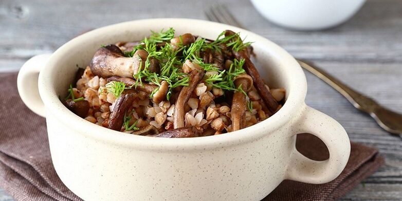 Gachas de trigo sarraceno con champiñones para el almuerzo en el menú de alimentación saludable