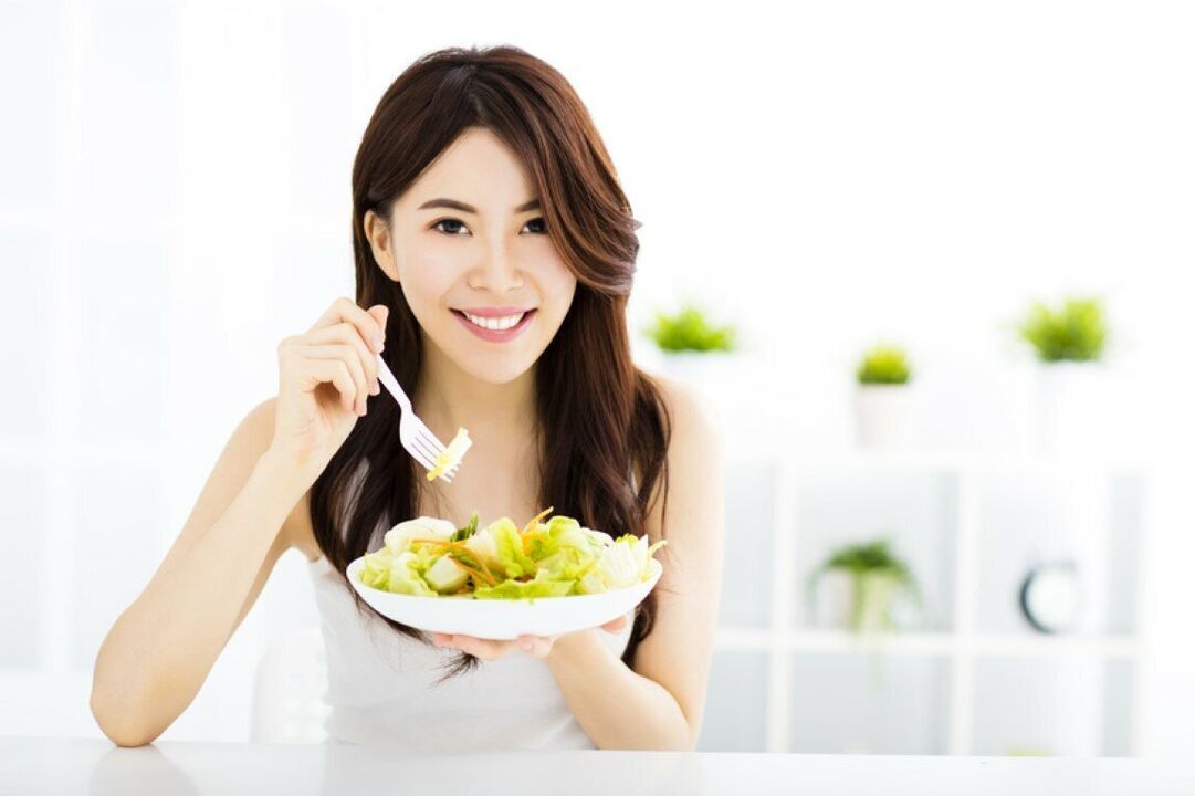 La mujer japonesa come una ensalada
