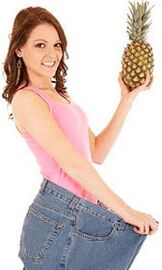 Chicas aprendidas con piña